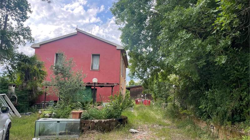VILLA BIFAMILIARE CON GIARDINO 