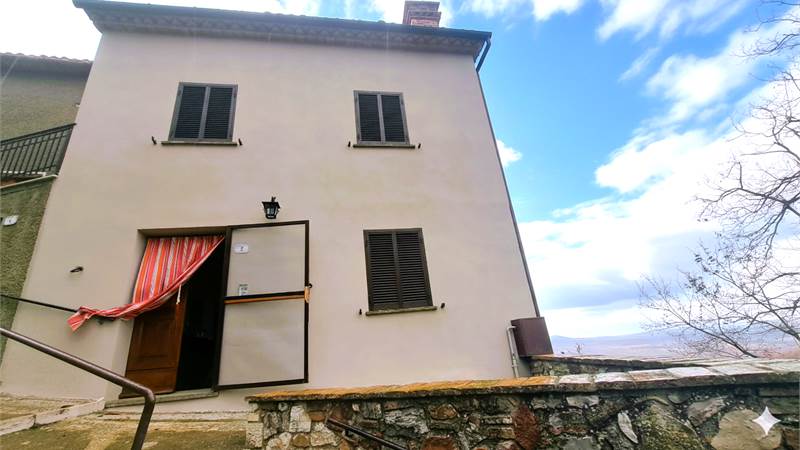 Vivere il borgo, con lo sguardo aperto sulla campagna umbra