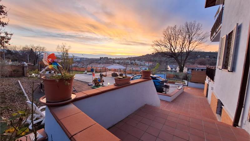 VILLETTA con AMPIO GIARDINO - TUILLO, TERNI